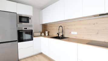 Een koelkast, een microgolfoven, een oven, een vaatwasser