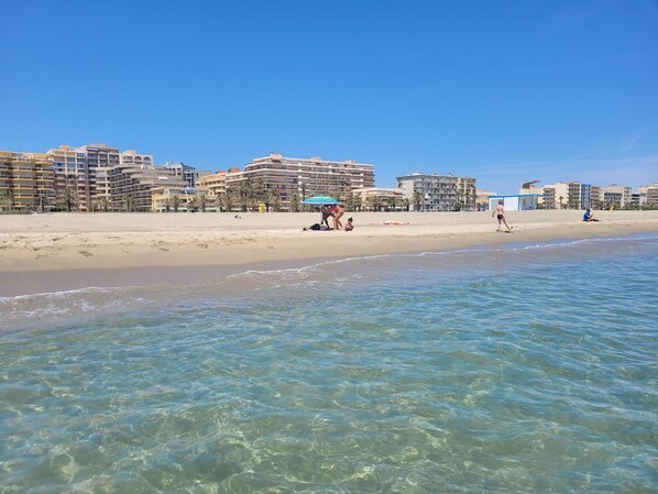 På stranden