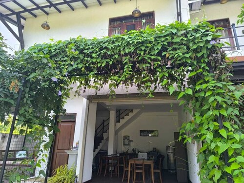 3-bedroom hotel in amazing Anuradhapura with AC, WiFi, hot water