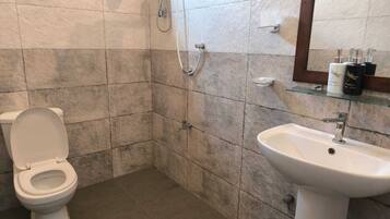 Asciugacapelli, bidet, asciugamani, sapone