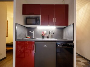 Réfrigérateur, micro-ondes, plaque de cuisson, lave-vaisselle