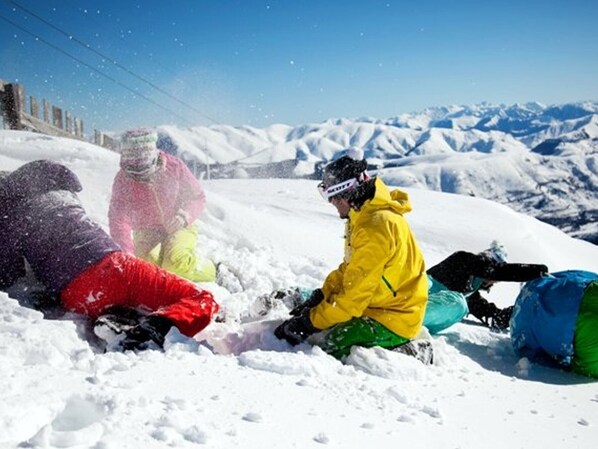 A snowy mountain scene with people sitting and interacting. - Studio cabin for 4 near Saint Lary (Saint-Lary-Soulan)