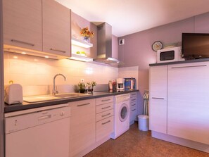 Micro-ondes, lave-vaisselle, cafetière/bouilloire, grille-pain