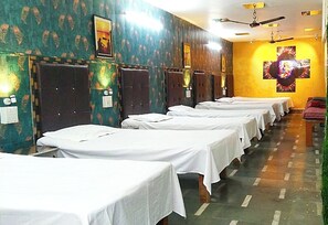 Lyxig delad sovsal - utsikt mot trädgården | Gratis wi-fi och sängkläder