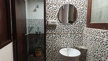 Standard Double Room, Garden View | Bathroom
