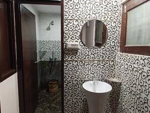 Standard Tek Büyük Yataklı Oda, Bahçe Manzaralı | Banyo