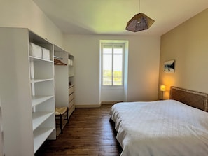 4 bedrooms, iron/ironing board, WiFi - Country house 8p. open view in the heart of nature 5 min from village center (Moustier-Ventadour)