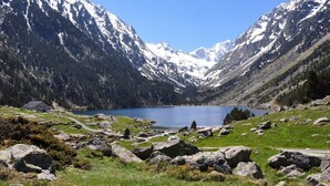 A mountainous landscape with a lake, rocky terrain, and a small building. - Cozy apartment in Vielle Aure for 6 with parking (Vielle-Aure)
