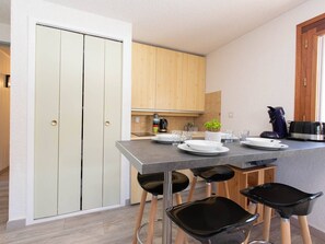 Microwave, stovetop, dishwasher, coffee/tea maker