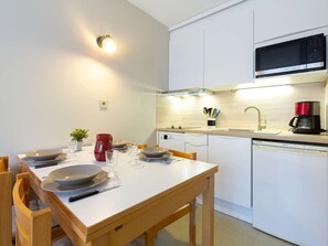 Dishwasher, coffee/tea maker, toaster