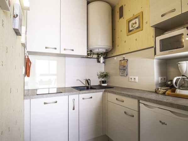 Réfrigérateur, micro-ondes, plaque de cuisson, lave-vaisselle