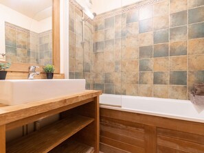Bathroom - 8-person apartment with pool and sauna in Saint-Lary-Soulan center (Saint-Lary-Soulan)