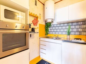 Mikrovågsugn, ugn, spishäll och kaffe- och tebryggare