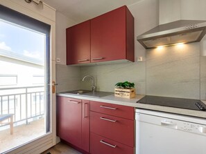 Mikrowelle, Wasserkocher mit Kaffee-/Teezubehör, Toaster