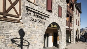 A stone building with a sign reading "Les fermes de Saint-Lary" and "Kalankö". - Exceptional Duplex 10 pers, Jacuzzi, parking, Saint-Lary (Saint-Lary-Soulan)