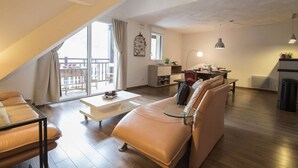 A modern loft apartment with a loft bed, a dining area, and a living room with a sofa and coffee table. - Exceptional Duplex 10 pers, Jacuzzi, parking, Saint-Lary (Saint-Lary-Soulan)
