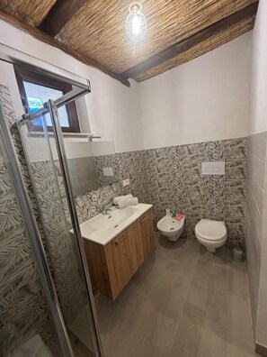 Hårføner, håndklær, såpe og toalettpapir