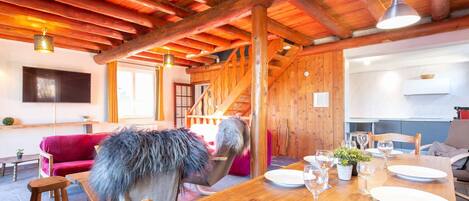 Een televisie en een open haard