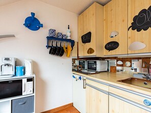 Kylskåp, mikrovågsugn, kaffe- och tebryggare och brödrost