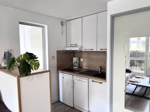 Wasserkocher mit Kaffee-/Teezubehör, Kühlschrank, Mikrowelle, Herdplatte