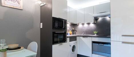 Fridge, microwave, stovetop, dishwasher