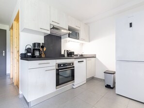 Réfrigérateur, micro-ondes, four, plaque de cuisson