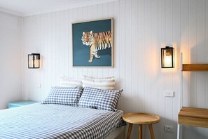 4 bedrooms, iron/ironing board, WiFi, bed sheets