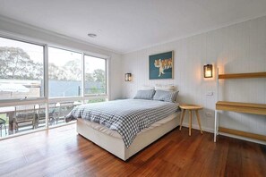 4 bedrooms, iron/ironing board, WiFi, bed sheets - Martha's Playground - A Family's Ultimate Oasis (Mount Martha)