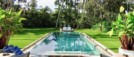 Outdoor pool, free pool cabanas, pool loungers