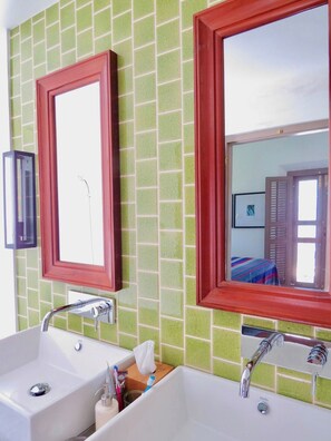 Gratis toalettartiklar, handdukar, tvål och schampo