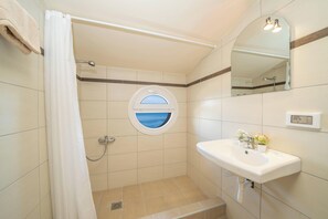 Secadora de cabello, toallas, jabón, papel de baño 