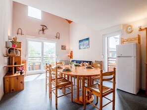 Dining - Duplex pour 8 avec Balcon en Centre-ville, Proche Commerces et Pistes de Ski (Saint-Lary-Soulan)