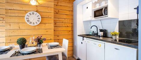 KylskÄp, mikrovÄgsugn, kaffe- och tebryggare och brödrost