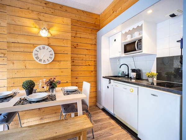 Kühlschrank, Mikrowelle, Wasserkocher mit Kaffee-/Teezubehör, Toaster