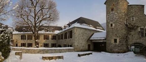 المنشأة من الخارج