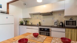 Coffee/tea maker, fridge, microwave, oven - 4-Person Apartment in Saint-Lary with Parking (Saint-Lary-Soulan)