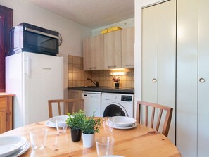 Kühlschrank, Mikrowelle, Herdplatte, Geschirrspüler