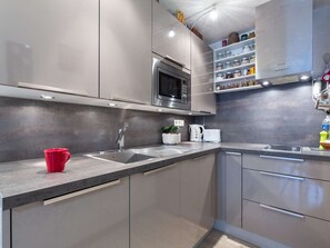 Fridge, microwave, stovetop, dishwasher