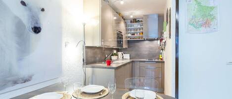 Fridge, microwave, stovetop, dishwasher