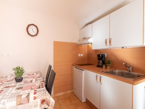 Refrigerador, placa de cocina, lavavajillas, cafetera/tetera