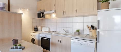 Microwave, oven, dishwasher, coffee/tea maker