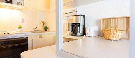 Kühlschrank, Mikrowelle, Ofen, Wasserkocher mit Kaffee-/Teezubehör