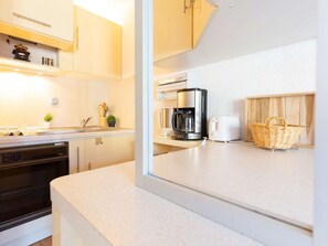 Fridge, microwave, oven, coffee/tea maker - Cozy studio at ski slopes with parking (Saint-Lary-Soulan)