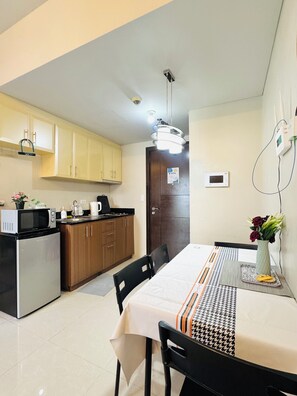 Refrigerador, microondas, parrilla de estufa y lavavajillas 