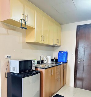 Réfrigérateur, four à micro-ondes, surface de cuisson, lave-vaisselle