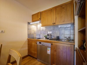 Réfrigérateur, micro-ondes, plaque de cuisson, lave-vaisselle