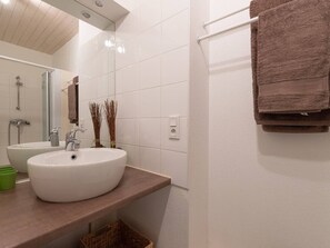 Bathroom - Charming Duplex for 6 with Parking in Bourisp (Bourisp)