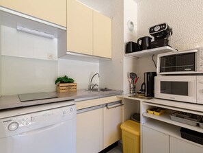 Køleskab, mikrobølgeovn, opvaskemaskine, brødrister