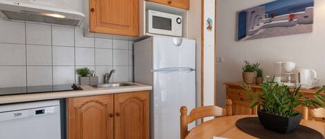 Mikrowelle, Geschirrspüler, Wasserkocher mit Kaffee-/Teezubehör