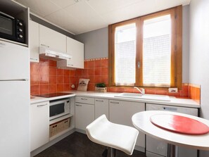 Kylskåp, mikrovågsugn, spishäll och diskmaskin